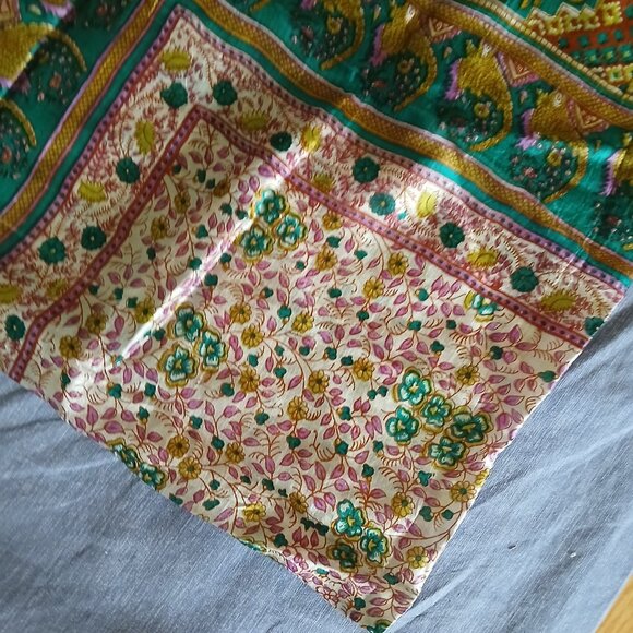 Scarf Green Flower 100% Silk 42" x 42" New - Picture 3 of 3